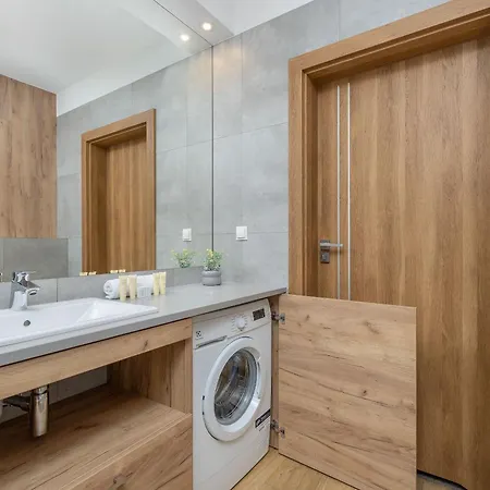 Park Mariacka Z Parkingiem By Renters *